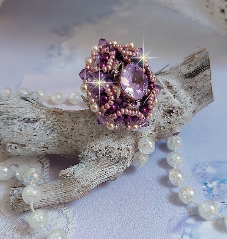 Anel de pedra púrpura chinesa bordada com cristais Swarovski e missangas de sementes