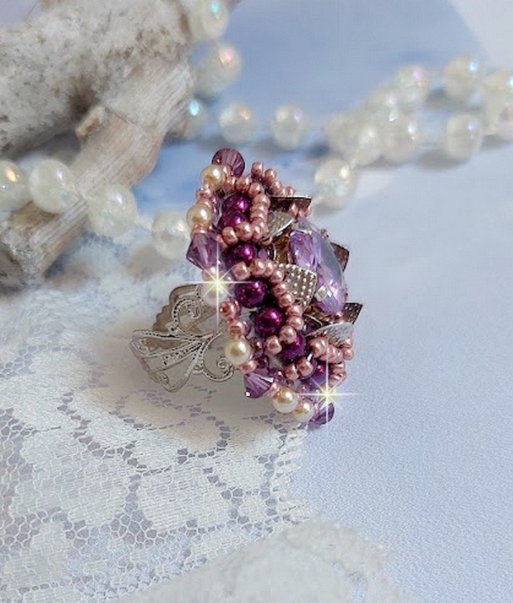 Anel de pedra púrpura chinesa bordada com cristais Swarovski e missangas de sementes
