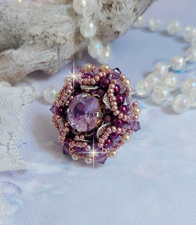 Anel de pedra púrpura chinesa bordada com cristais Swarovski e missangas de sementes