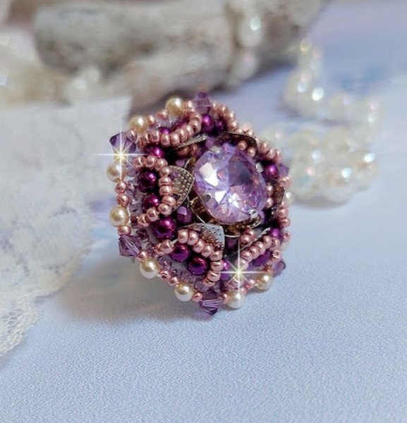 Anel de pedra púrpura chinesa bordada com cristais Swarovski e missangas de sementes