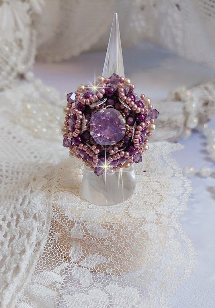 Anel de pedra púrpura chinesa bordada com cristais Swarovski e missangas de sementes