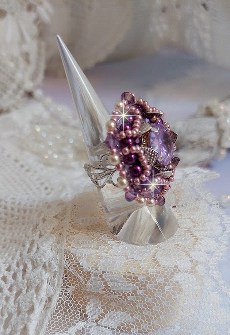 Anel de pedra púrpura chinesa bordada com cristais Swarovski e missangas de sementes