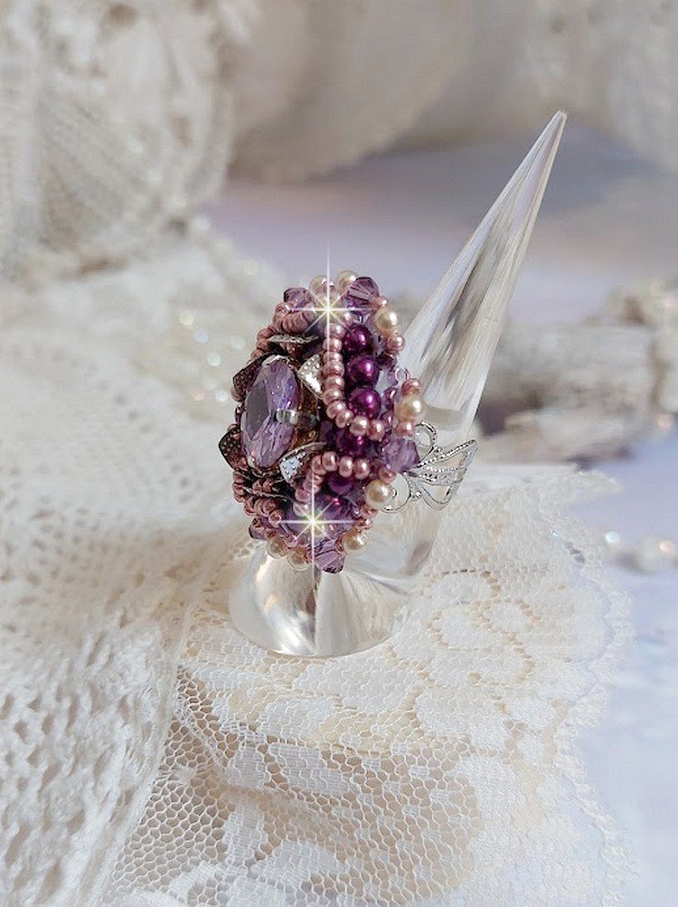 Anel de pedra púrpura chinesa bordada com cristais Swarovski e missangas de sementes
