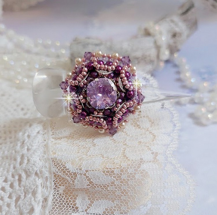 Anel de pedra púrpura chinesa bordada com cristais Swarovski e missangas de sementes