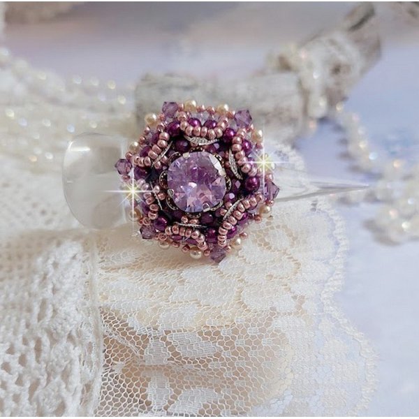 Anel de pedra púrpura chinesa bordada com cristais Swarovski e missangas de sementes