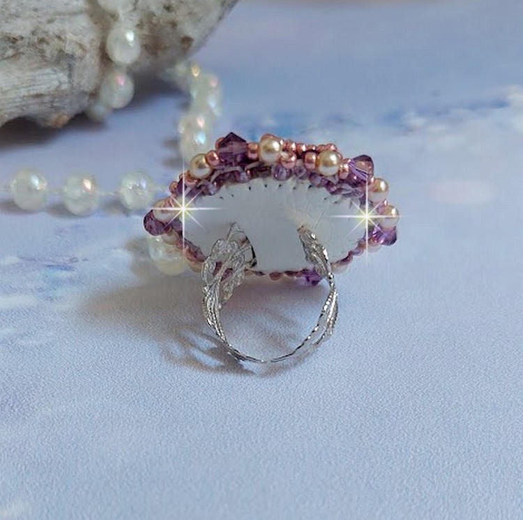 Anel de pedra púrpura chinesa bordada com cristais Swarovski e missangas de sementes