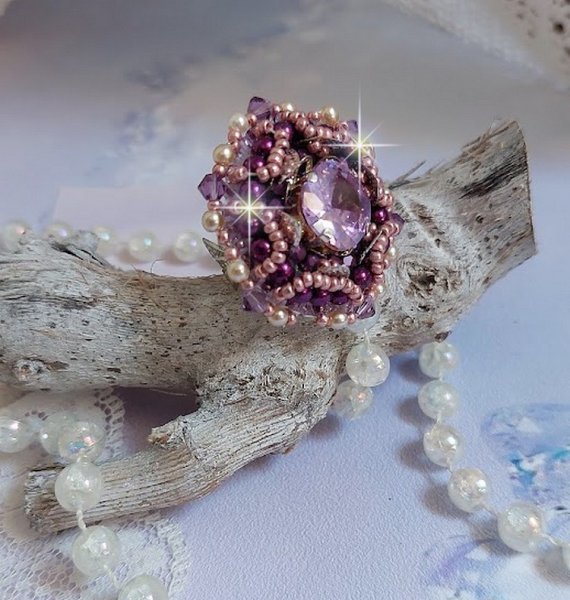 Anel de pedra púrpura chinesa bordada com cristais Swarovski e missangas de sementes