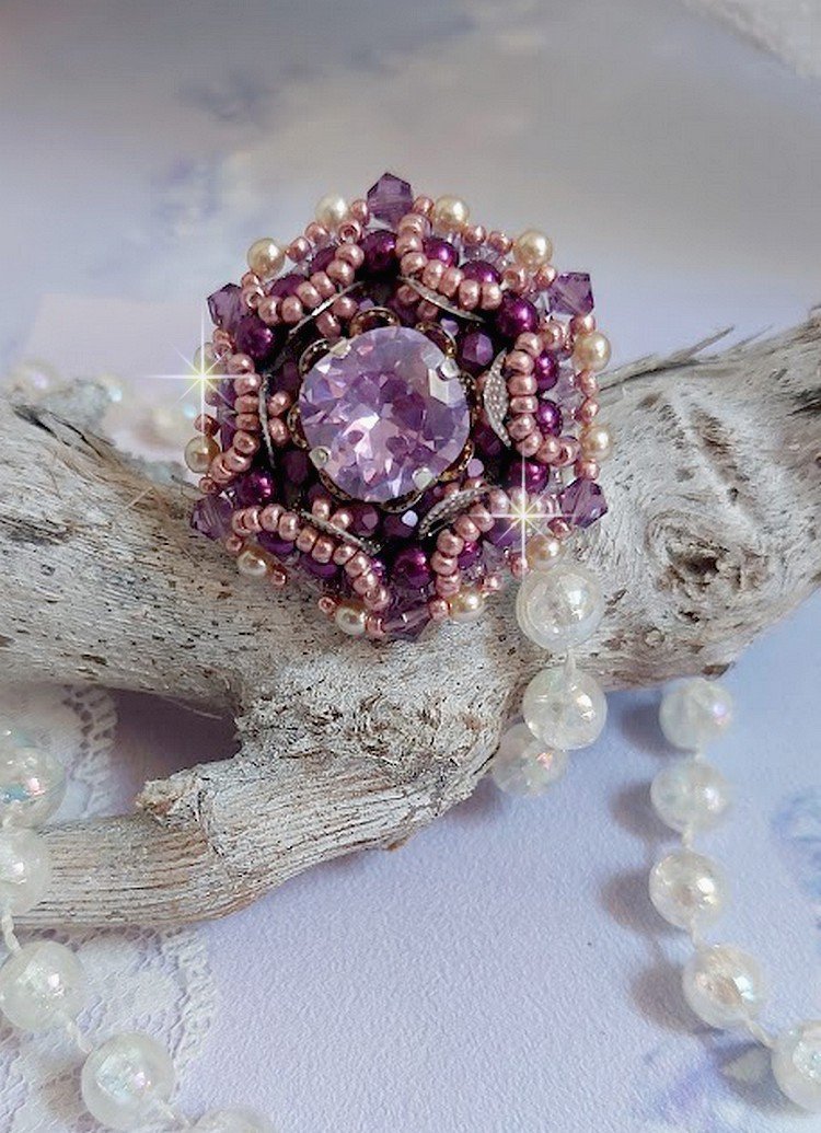 Anel de pedra púrpura chinesa bordada com cristais Swarovski e missangas de sementes