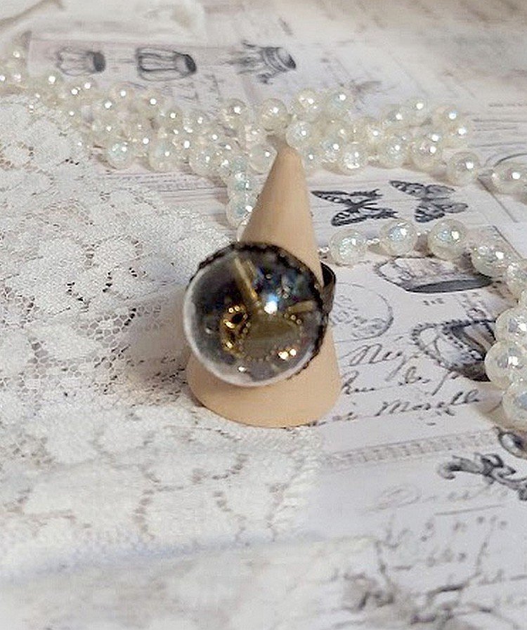 Bague Clochy montée avec breloques métal, cabochons Cristal Swarovski et perles résine