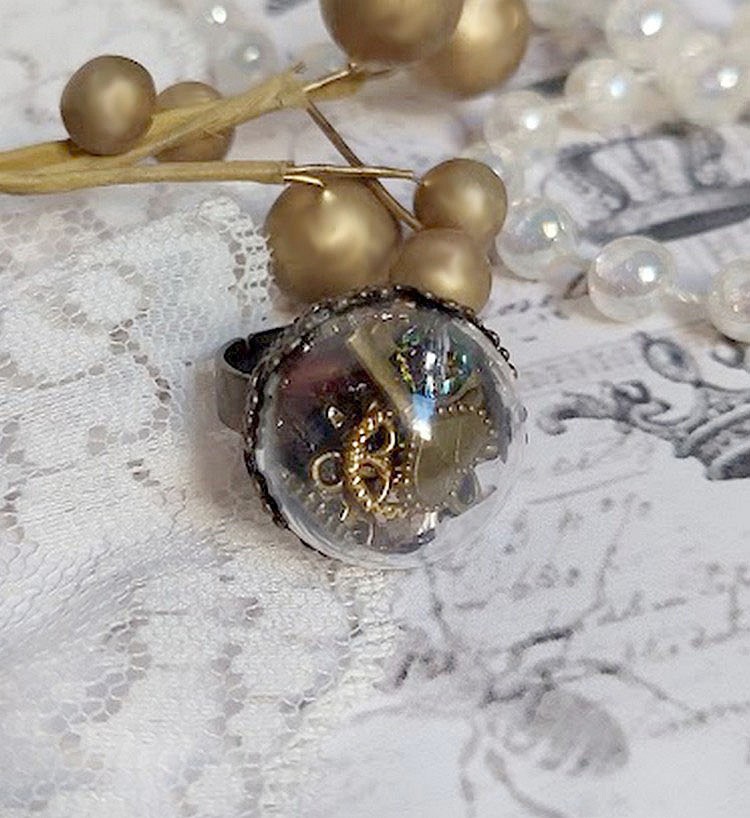 Bague Clochy montée avec breloques métal, cabochons Cristal Swarovski et perles résine