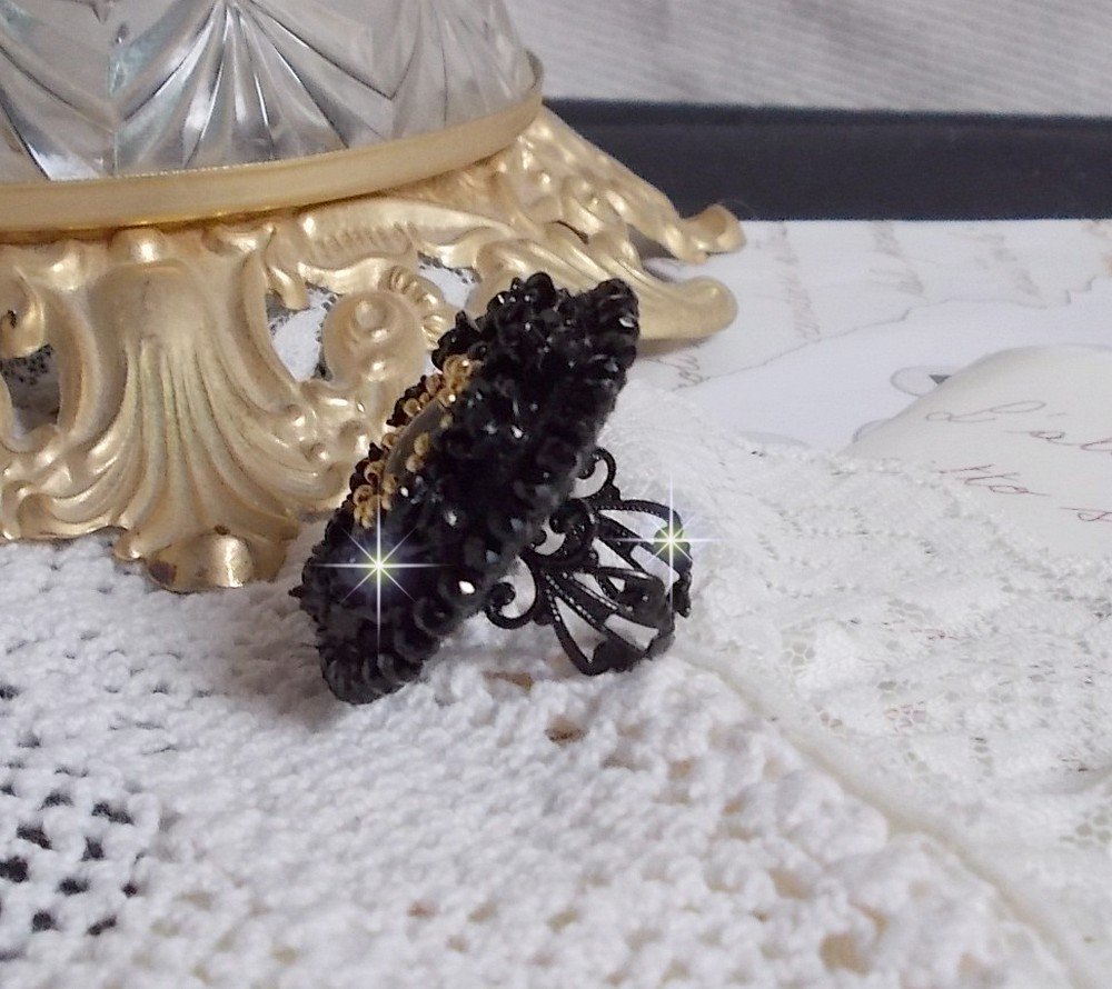 Anel de Cleopatra bordado com ônix preto, rosas de resina preta e rocailles
