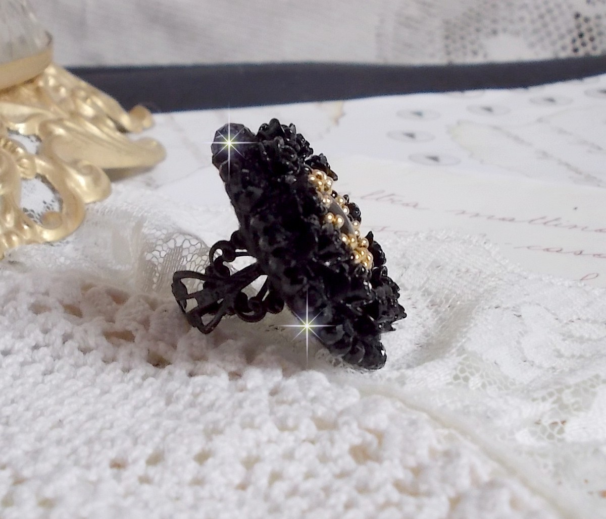 Anel de Cleopatra bordado com ônix preto, rosas de resina preta e rocailles