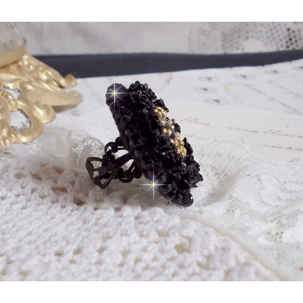 Anel de Cleopatra bordado com &ocirc;nix preto, rosas de resina preta e rocailles