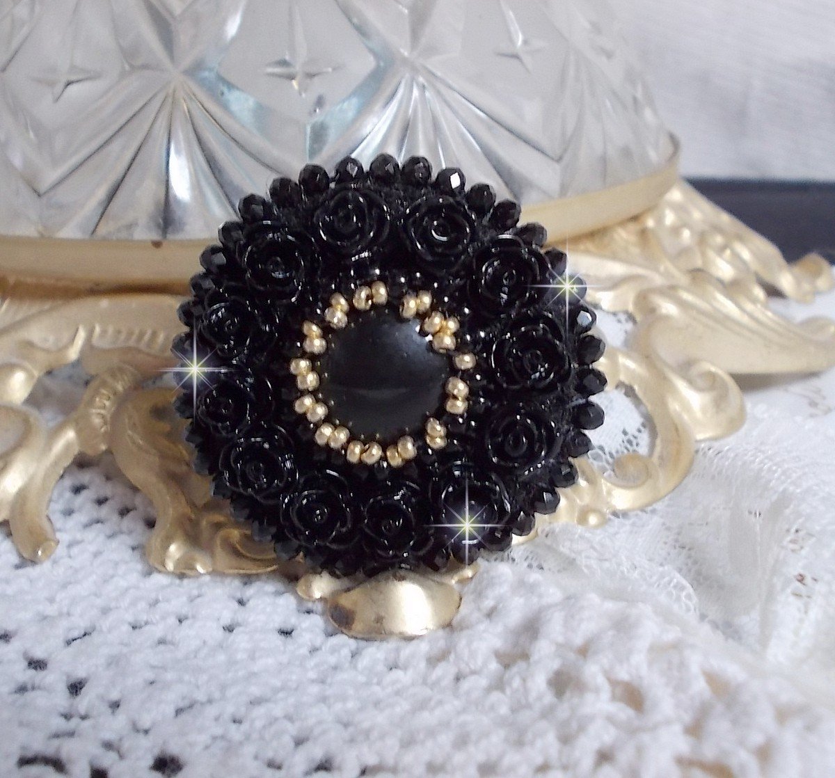 Anel de Cleopatra bordado com ônix preto, rosas de resina preta e rocailles