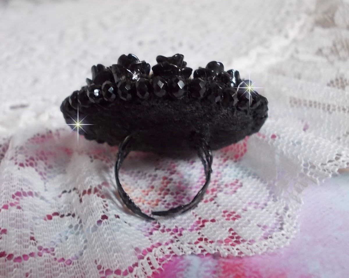 Anel de Cleopatra bordado com ônix preto, rosas de resina preta e rocailles