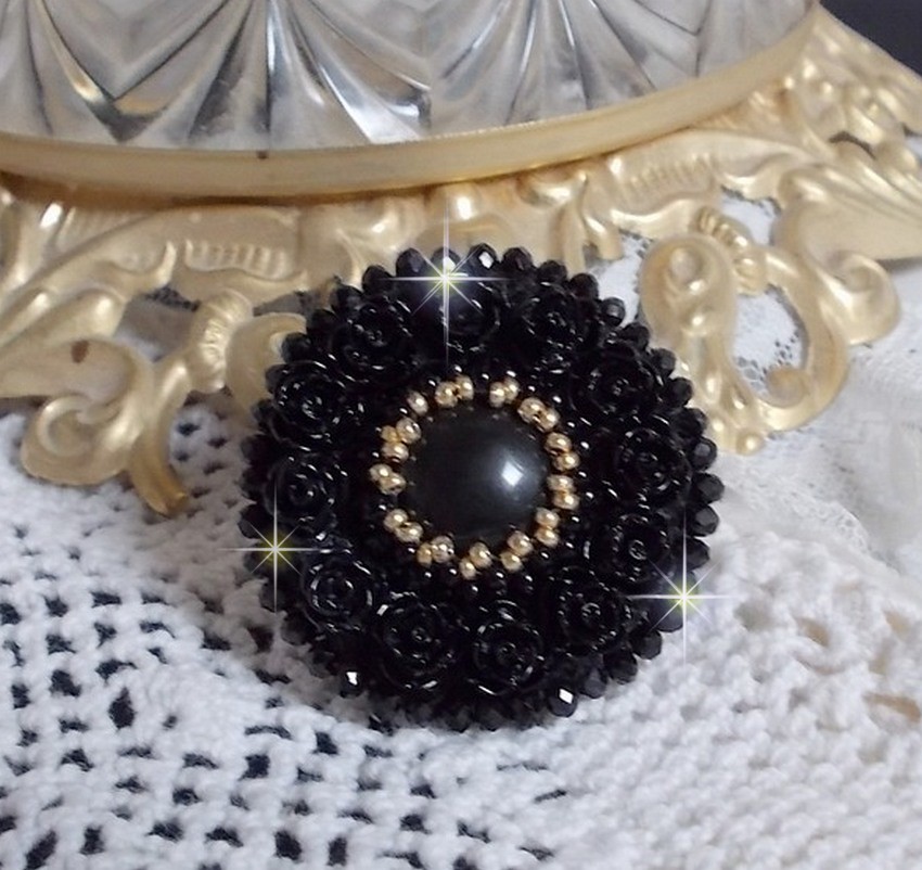Anel de Cleopatra bordado com ônix preto, rosas de resina preta e rocailles