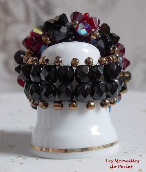 Anel de fantasia com facetas e tops girat&oacute;rios em cristal Swarovski