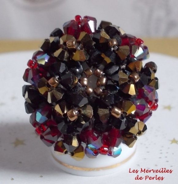 Anel de fantasia com facetas e tops girat&oacute;rios em cristal Swarovski