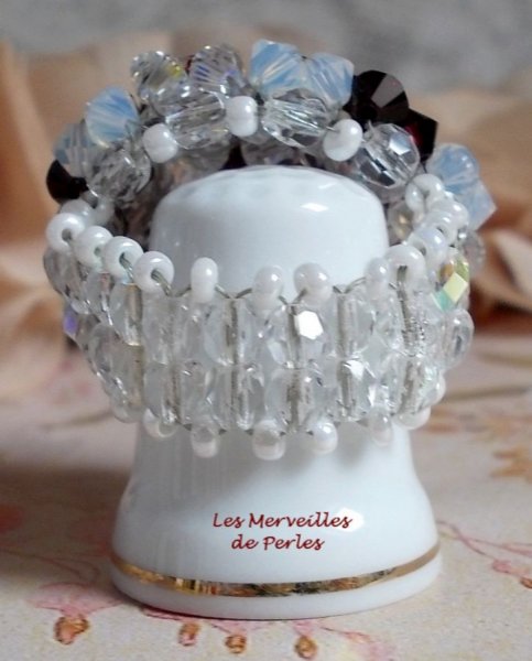 Facetas de cristal Swarovski e anel branco com facetas de cristal Swarovski