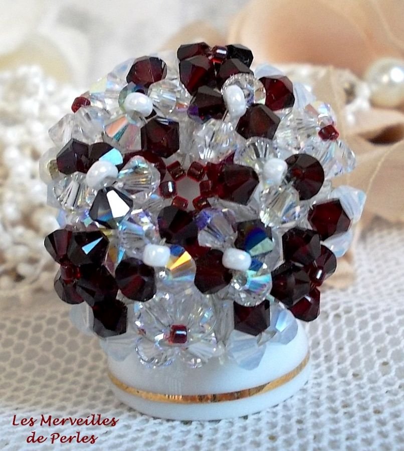 Facetas de cristal Swarovski e anel branco com facetas de cristal Swarovski