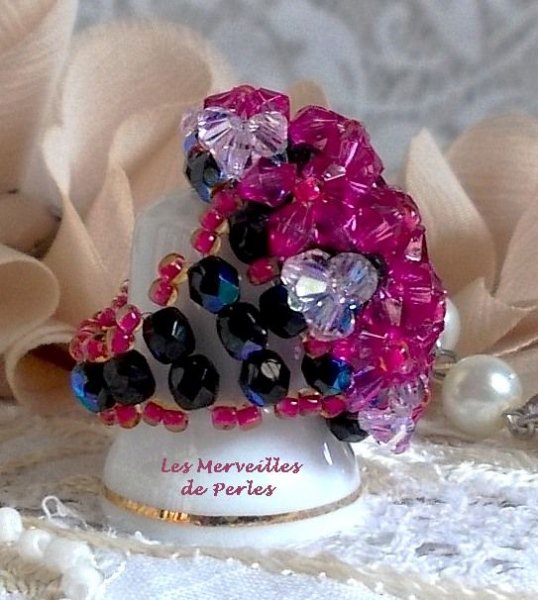 Anel de Hibiscus com facetas de cristal Swarovski e fiadeiras