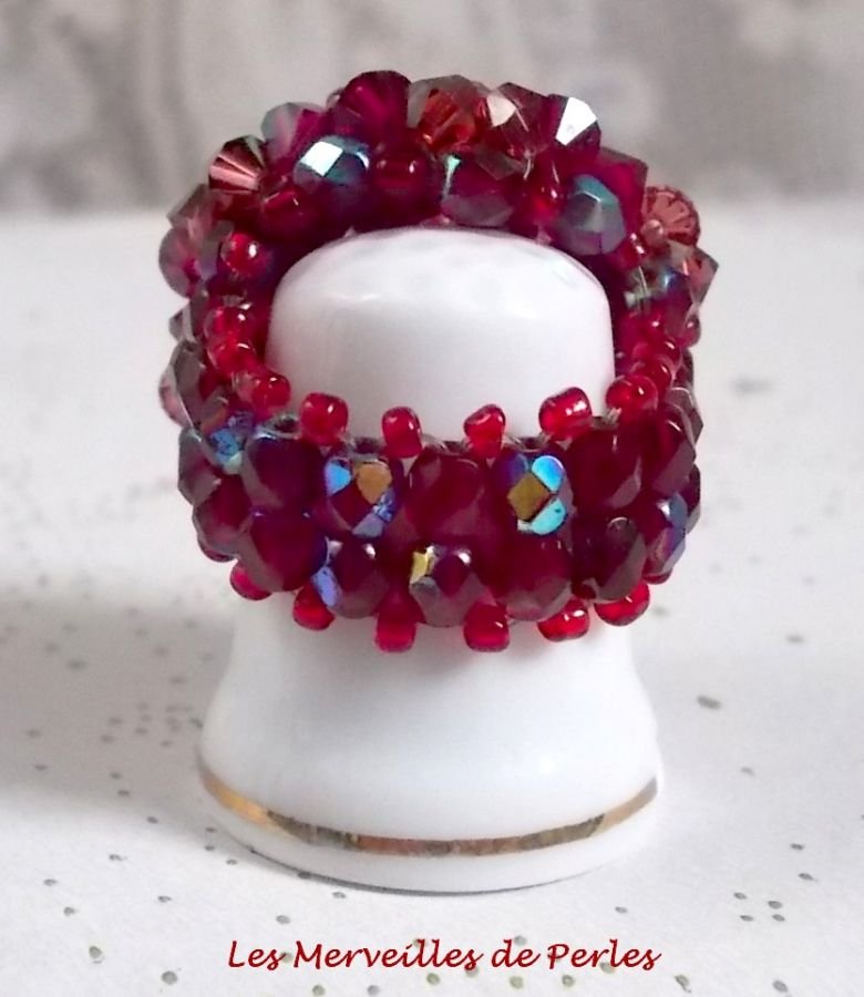 Anel Orquídea com facetas de cristais Swarovski e fiadeiras