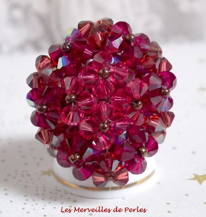 Anel Orquídea com facetas de cristais Swarovski e fiadeiras