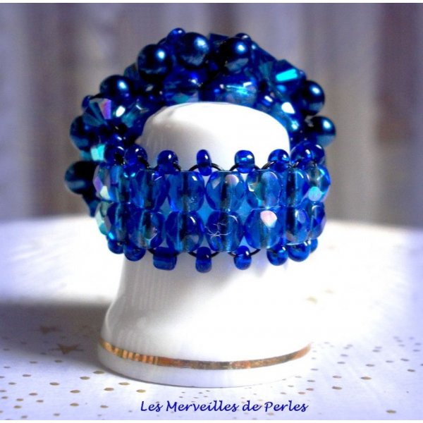 Anel Azul Nocturno com facetas de cristais Swarovski e fiadeiras