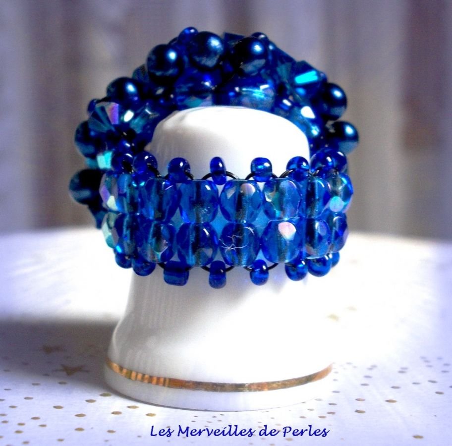Anel Azul Nocturno com facetas de cristais Swarovski e fiadeiras