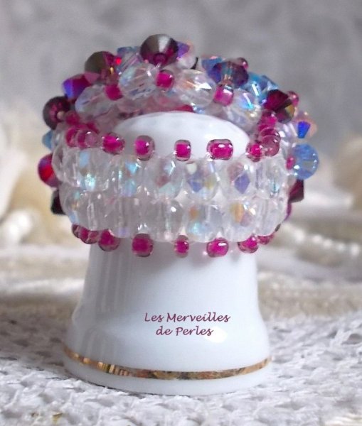 Anel de fendas rosa com facetas de cristal Swarovski e fiadeiras