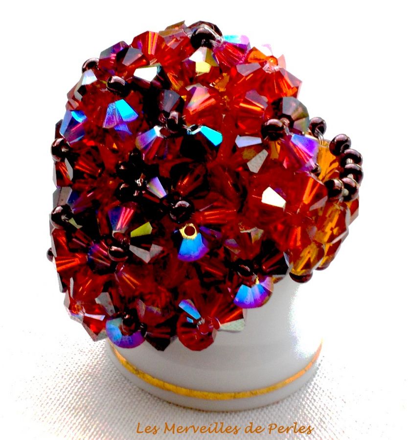Anel Topázio com facetas de cristais Swarovski e fiadeiras