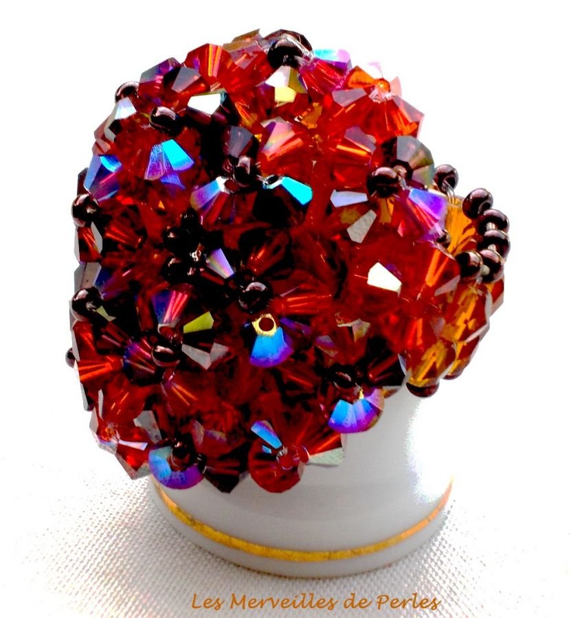 Anel Topázio com facetas de cristais Swarovski e fiadeiras