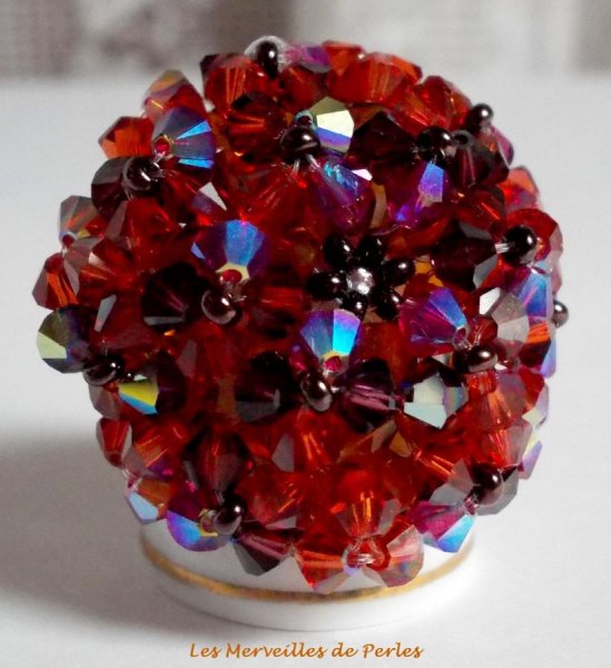 Anel Top&aacute;zio com facetas de cristais Swarovski e fiadeiras