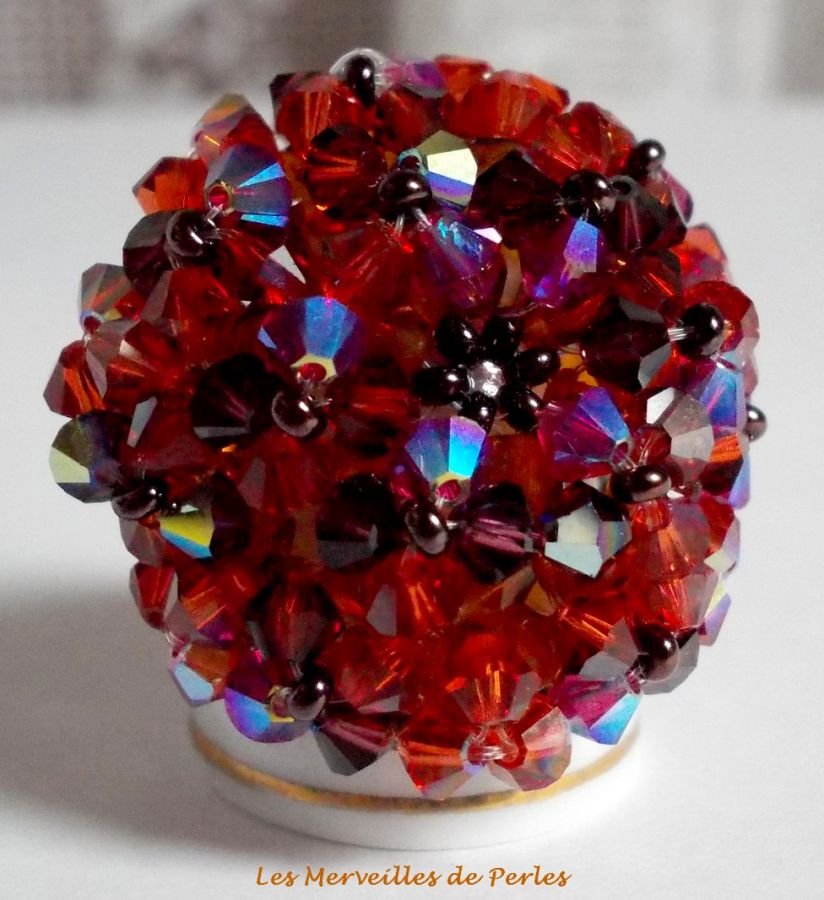 Anel Topázio com facetas de cristais Swarovski e fiadeiras