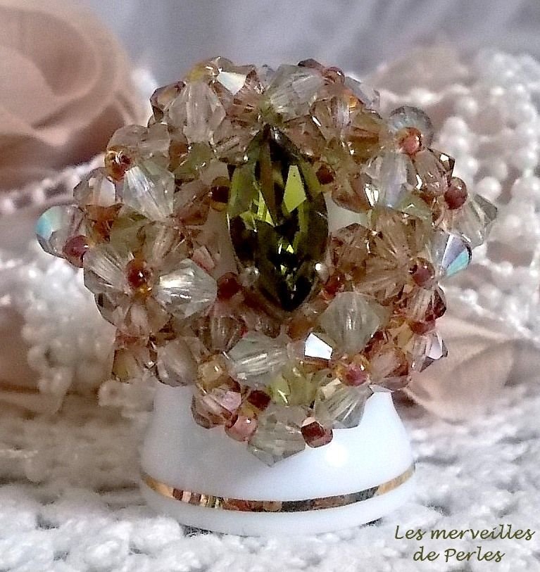 Anel Veronese com facetas, topos giratórios e um vaivém de cristal Swarovski