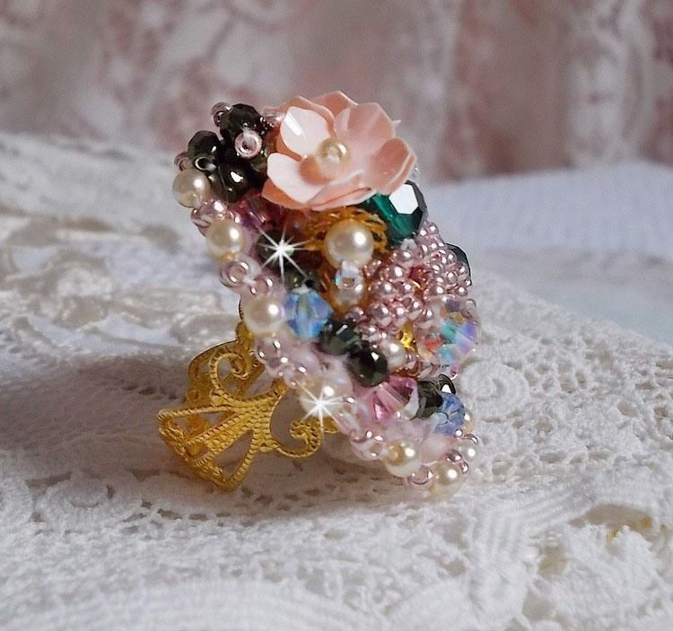 Anel boémio bordado com cristais Swarovski, facetas e missangas Miyuki