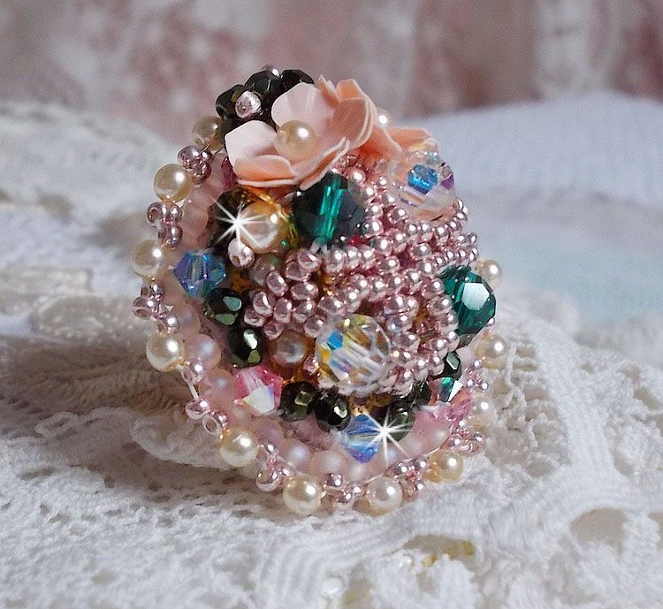 Anel boémio bordado com cristais Swarovski, facetas e missangas Miyuki