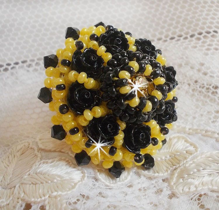 Anel dórico bordado com cabochons de rosa preta, uma luneta de cristal e contas de sementes Jet e Yellow