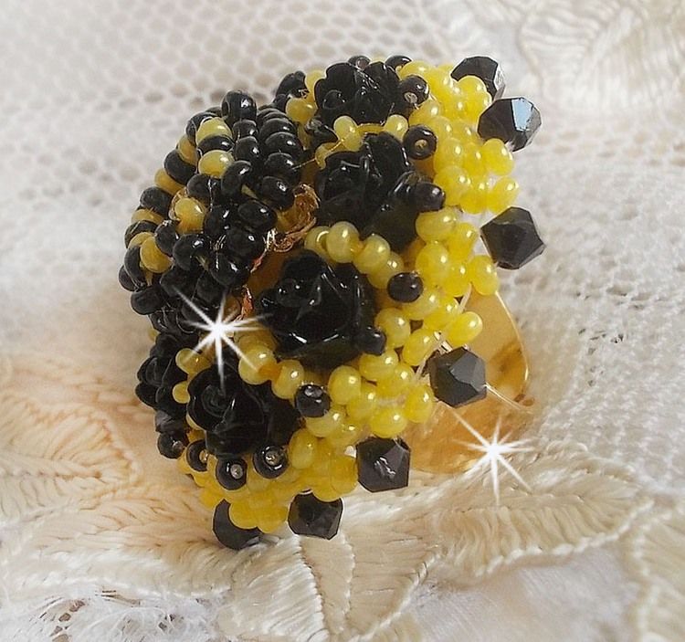 Anel dórico bordado com cabochons de rosa preta, uma luneta de cristal e contas de sementes Jet e Yellow