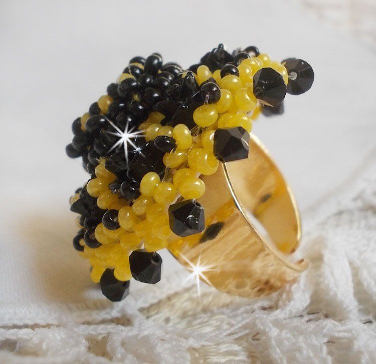 Anel dórico bordado com cabochons de rosa preta, uma luneta de cristal e contas de sementes Jet e Yellow