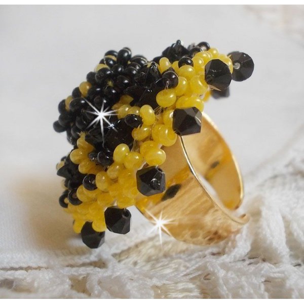 Anel dórico bordado com cabochons de rosa preta, uma luneta de cristal e contas de sementes Jet e Yellow
