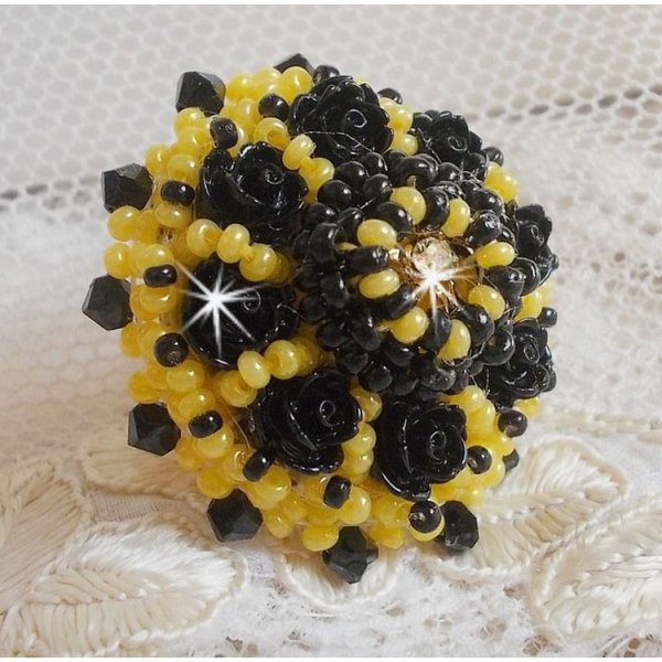 Anel dórico bordado com cabochons de rosa preta, uma luneta de cristal e contas de sementes Jet e Yellow