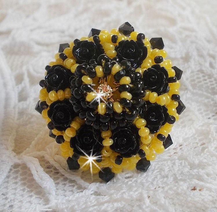 Anel dórico bordado com cabochons de rosa preta, uma luneta de cristal e contas de sementes Jet e Yellow