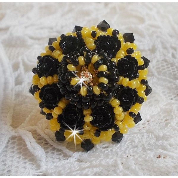 Anel dórico bordado com cabochons de rosa preta, uma luneta de cristal e contas de sementes Jet e Yellow