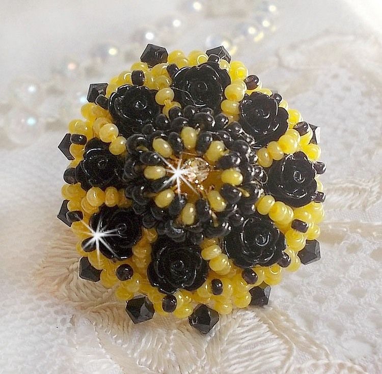 Anel dórico bordado com cabochons de rosa preta, uma luneta de cristal e contas de sementes Jet e Yellow