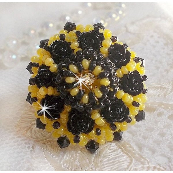 Anel dórico bordado com cabochons de rosa preta, uma luneta de cristal e contas de sementes Jet e Yellow