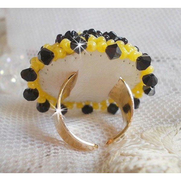 Anel dórico bordado com cabochons de rosa preta, uma luneta de cristal e contas de sementes Jet e Yellow