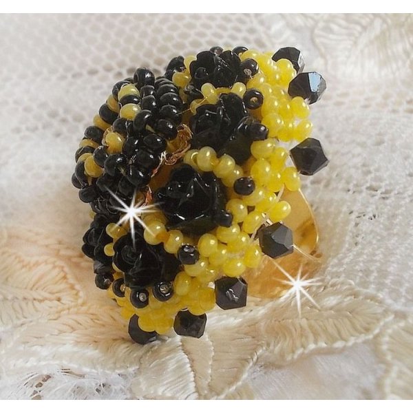 Anel dórico bordado com cabochons de rosa preta, uma luneta de cristal e contas de sementes Jet e Yellow