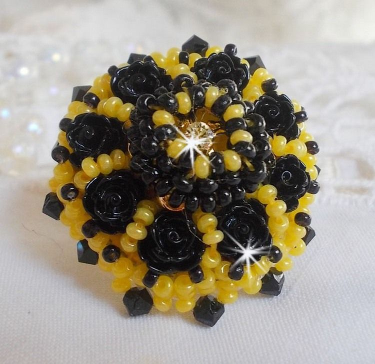 Anel dórico bordado com cabochons de rosa preta, uma luneta de cristal e contas de sementes Jet e Yellow