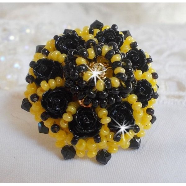 Anel dórico bordado com cabochons de rosa preta, uma luneta de cristal e contas de sementes Jet e Yellow